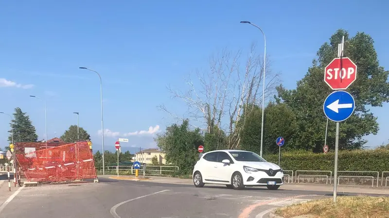 Disagi quotidiani per gli automobilisti che percorrono via Garibaldi