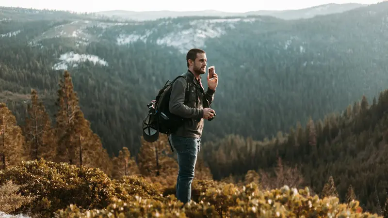 Un escursionista in montagna