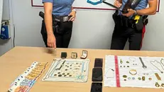 I carabinieri hanno recuperato denaro e gioielli rubati all'anziana