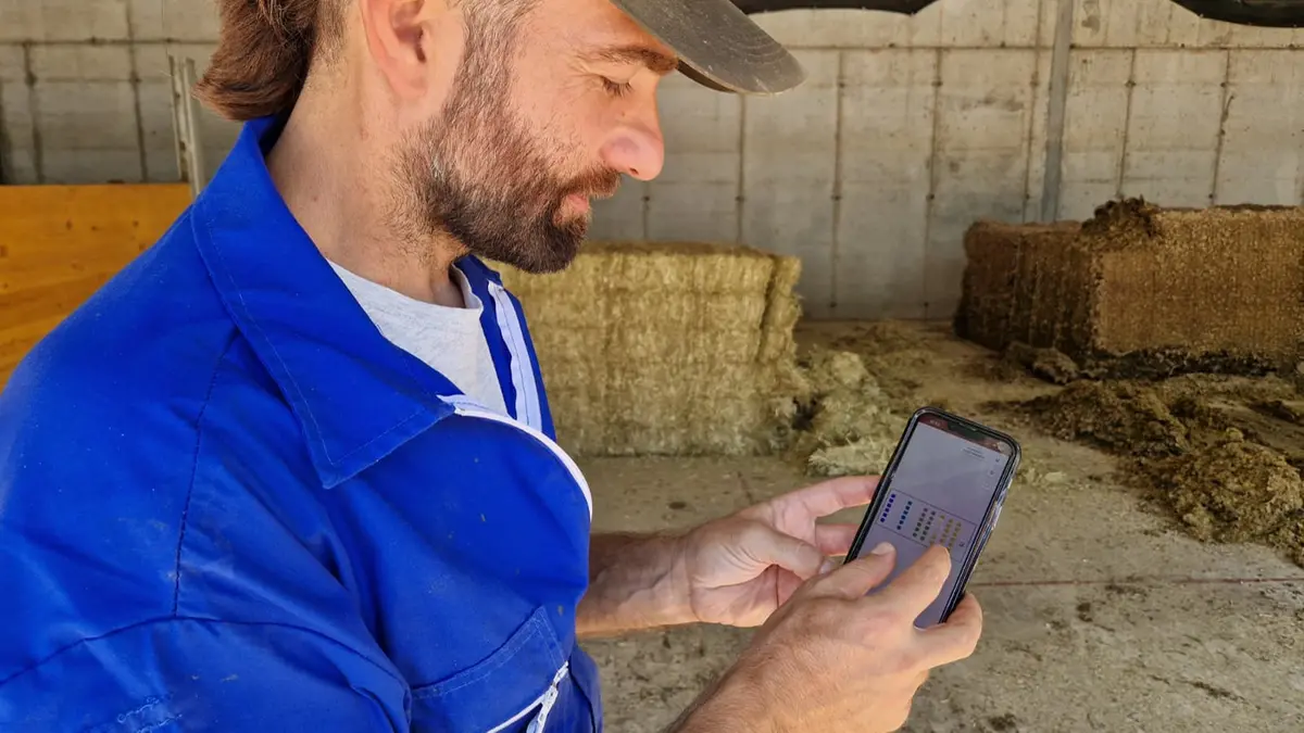 Il telefono è uno strumento per l'allevatore: sullo schermo di Lisioli la "cucina" dell'allevamento © www.giornaledibrescia.it