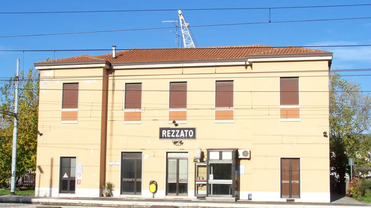 Dal 1992 dalla vecchia stazione transitano solo treni merci - © www.giornaledibrescia.it