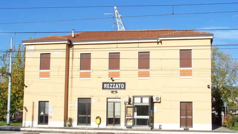 Dal 1992 dalla vecchia stazione transitano solo treni merci -  © www.giornaledibrescia.it