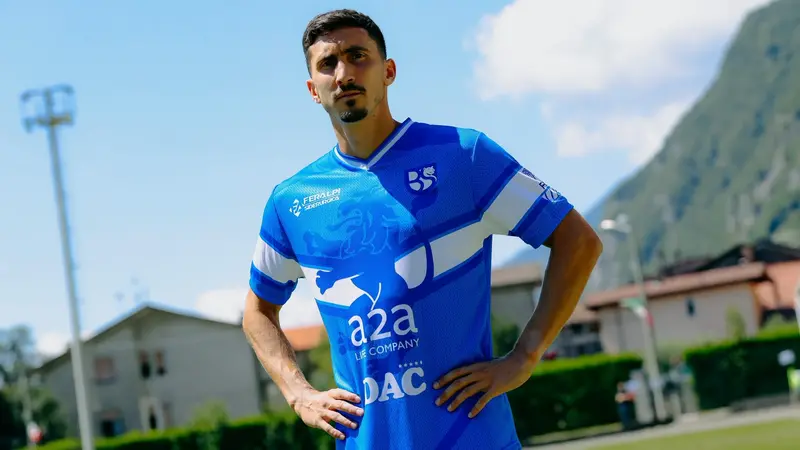 Il difensore Rizzo posa con la nuova Maglia - Media house Union Brescia