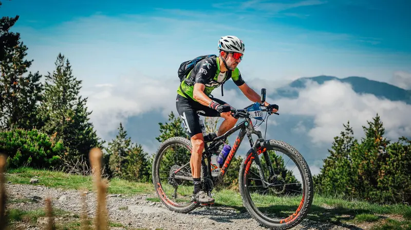 Alberto Polo su una vetta pirenaica durante la Transpyr