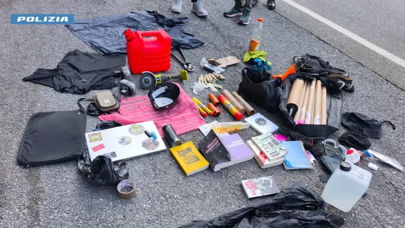 Il materiale sequestrato dalla Polizia - Foto Ansa © www.giornaledibrescia.it