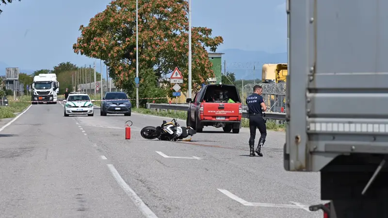 Lo schianto tra una moto e un camion a Montichiari