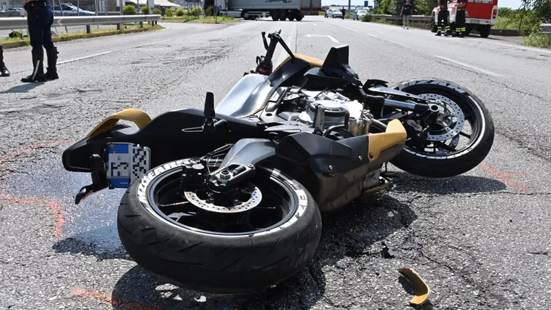 Lo schianto tra una moto e un camion a Montichiari