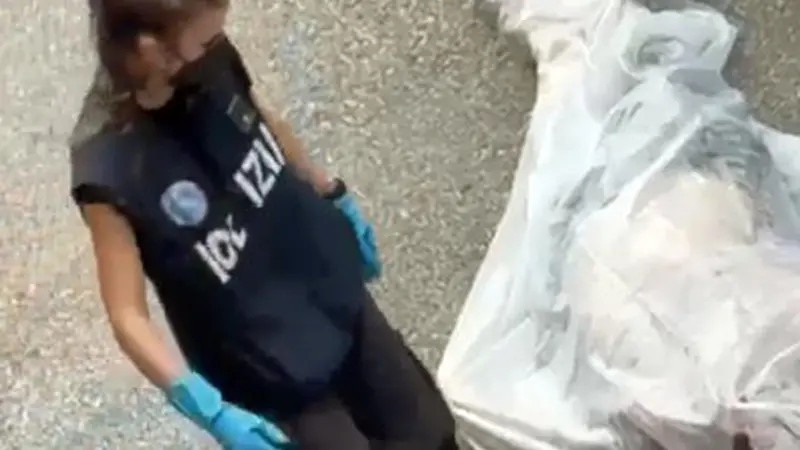 I rilievi della Polizia e il corpo coperto da un telo - Foto Ansa © www.giornaledibrescia.it