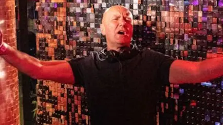 Irvine Welsh salirà in consolle per un djset