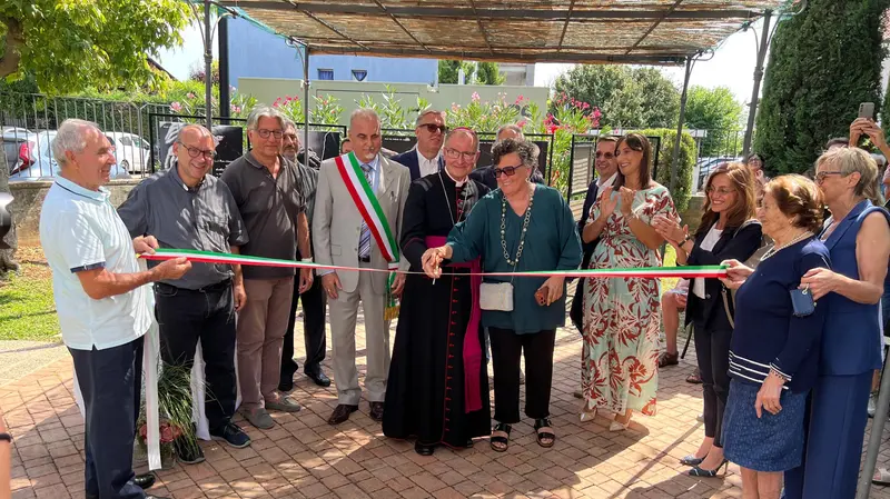 Il momento del taglio del nastro