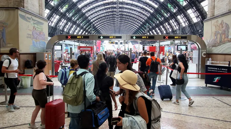 Viaggiatori alla stazione di Milano Centrale