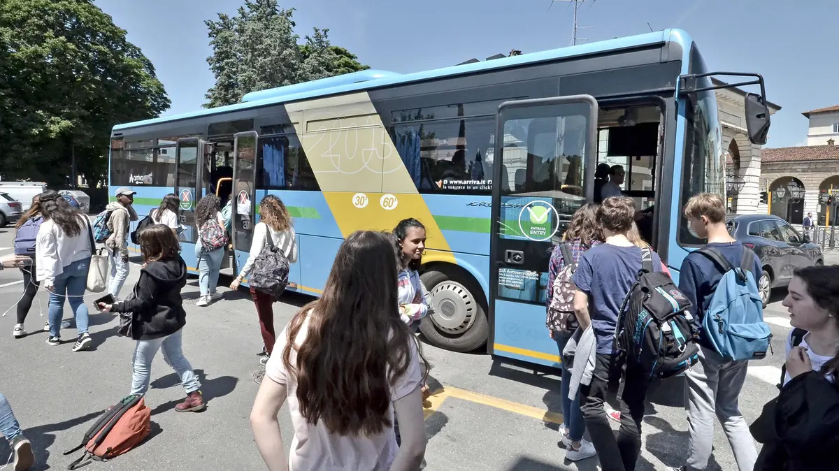 Studenti salgono su un autobus extraurbano
