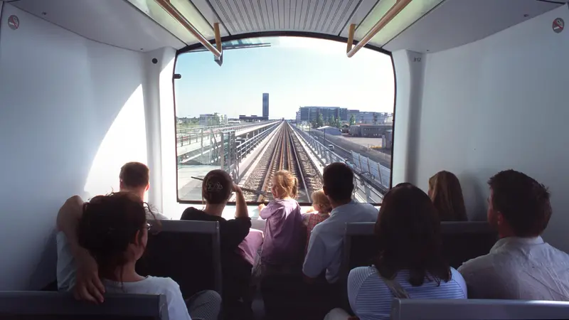 Passeggeri sulla metropolitana di Brescia