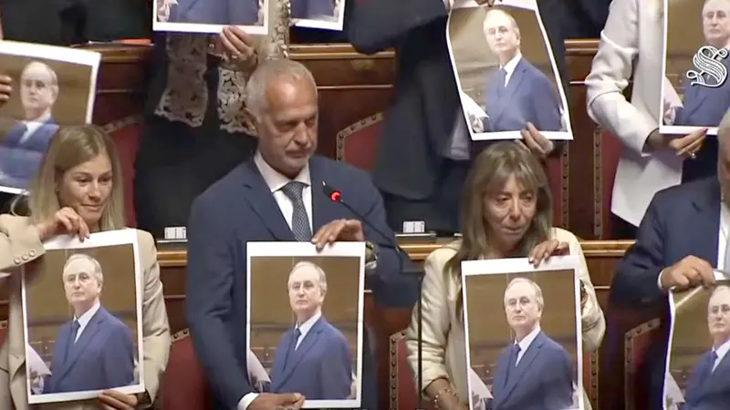 Appello per Roggero libero, leghisti mostrano foto gioielliere in aula al Senato