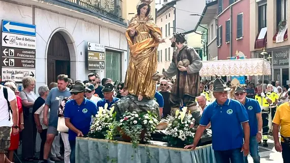 Gli alpini con la statua della Madonna - © www.giornaledibrescia.it