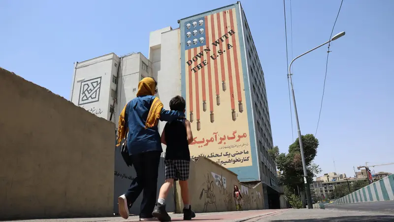 Un murales anti-americano su un edificio a Teheran - Foto Ansa © www.giornaledibrescia.it