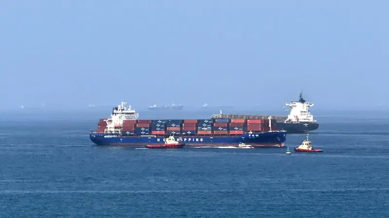 Una nave mercantile attraversa lo Stretto di Hormuz - Foto Ansa © www.giornaledibrescia.it