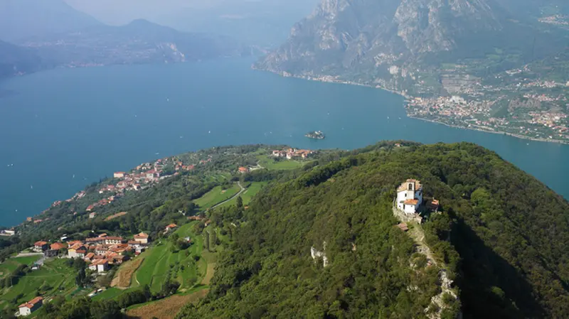 Lago d'Iseo visto dall'alto da Monte Isola