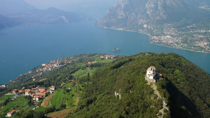 Lago d'Iseo visto dall'alto da Monte Isola