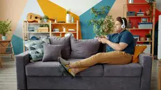 Un uomo ascolta un audiolibro