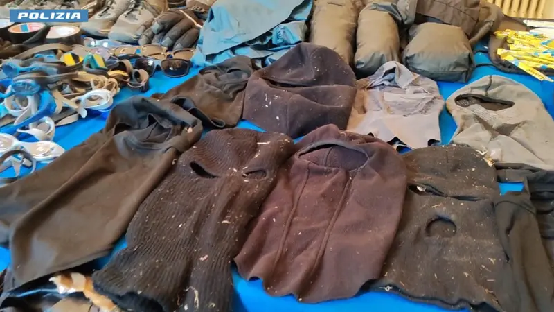 I passamontagna sequestrati dalla polizia dopo gli scontri in Val di Susa - Foto Ansa © www.giornaledibrescia.it