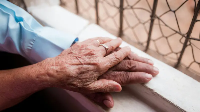 Le mani di due persone anziane