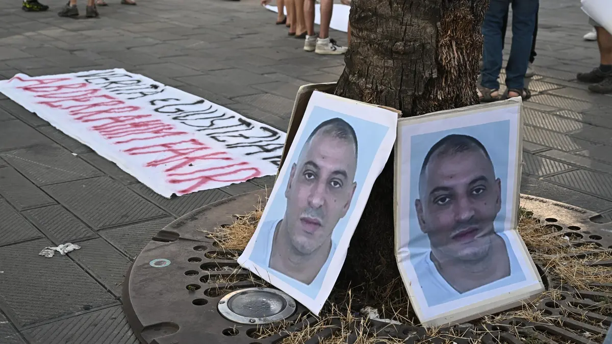 Un presidio a Genova per chiedere verità sulla morte di Fakir -  Foto Ansa © www.giornaledibrescia.it