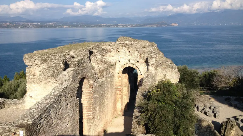 Tracce del passato e scorci suggestivi ad un passo dal lago