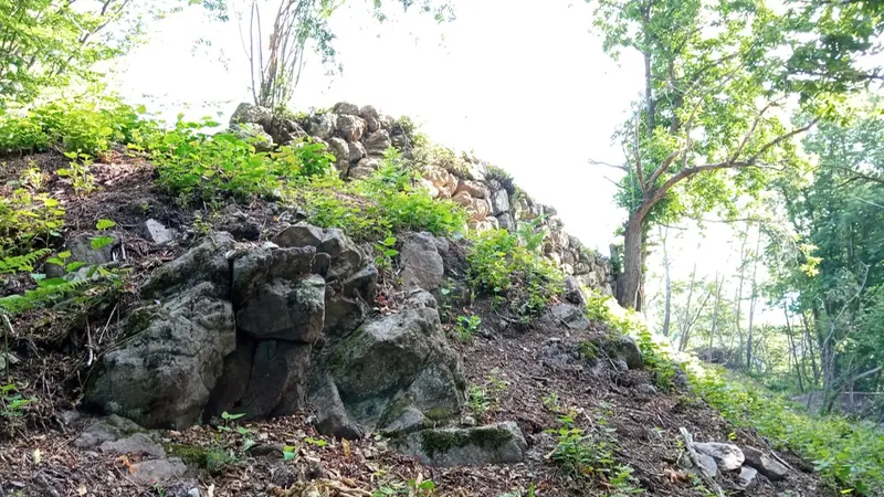 I resti del castelliere, costruzione ellittica risalente all’Età del bronzo