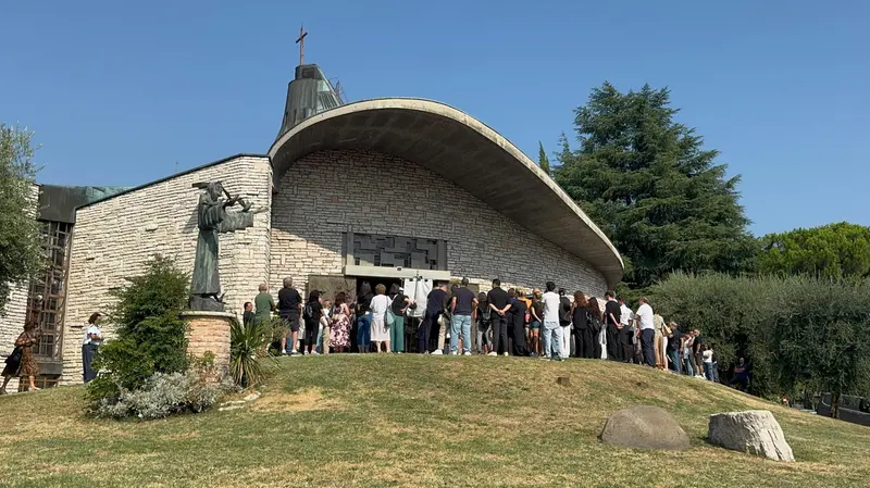 Molte le persone presenti ai funerali del giovane - © www.giornaledibrescia.it