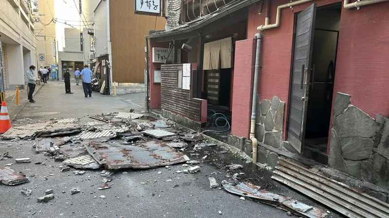 Il crollo della facciata di un edificio a Kumamoto - Foto Epa/Jiji © www.giornaledibrescia.it