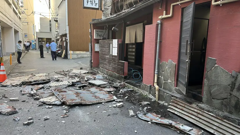 Il crollo della facciata di un edificio a Kumamoto - Foto Epa/Jiji © www.giornaledibrescia.it