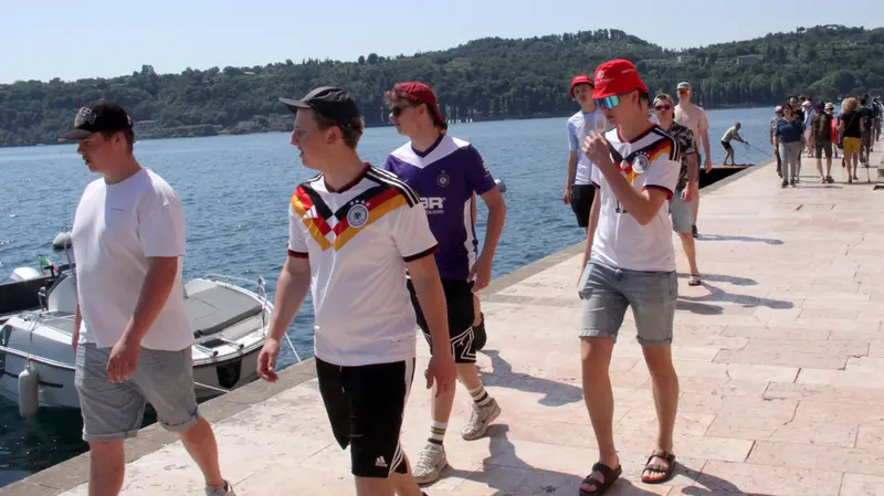 Turisti tedeschi sul lago di Garda - © www.giornaledibrescia.it