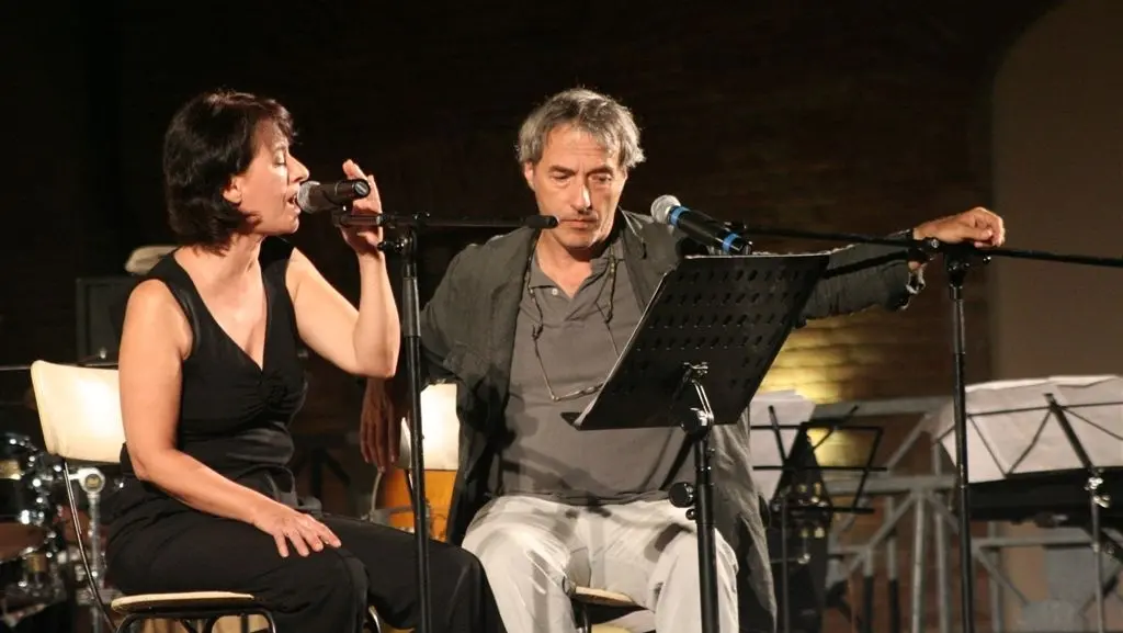 L'attore e cantante David Riondino, scomparso a marzo 2026, con la sorella Chiara  © www.giornaledibrescia.it