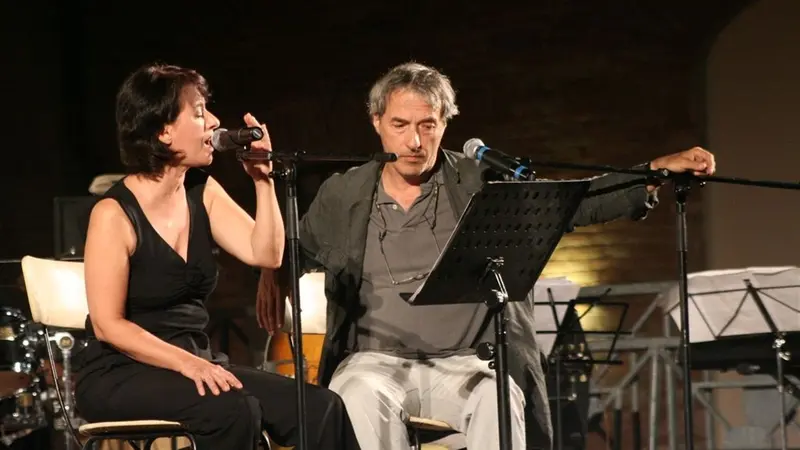 L'attore e cantante David Riondino, scomparso a marzo 2026, con la sorella Chiara  © www.giornaledibrescia.it