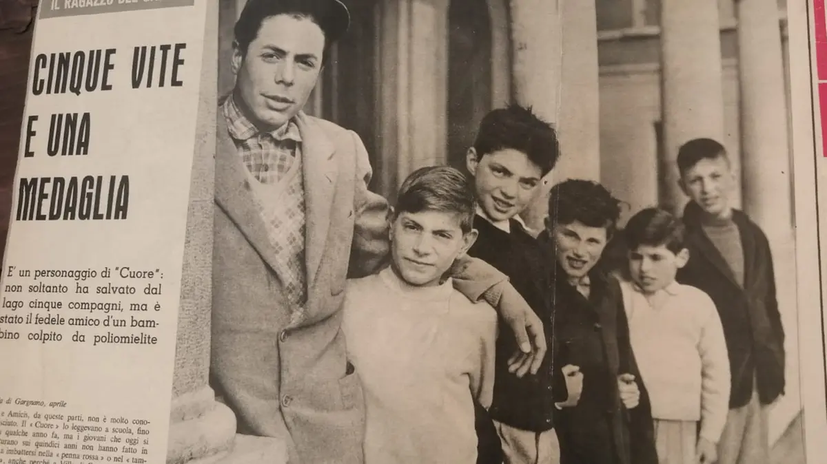 Massimo Bianchi con i cinque ragazzini a cui ha salvato la vita