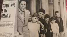 Massimo Bianchi con i cinque ragazzini a cui ha salvato la vita
