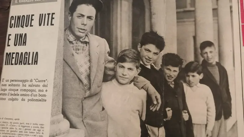 Massimo Bianchi con i cinque ragazzini a cui ha salvato la vita