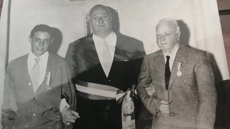 Bianchi, a sinistra, riceve uno dei tanti encomi