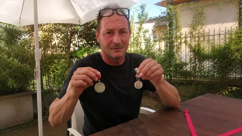 Il figlio Fausto Bianchi mostra due delle medaglie del papà