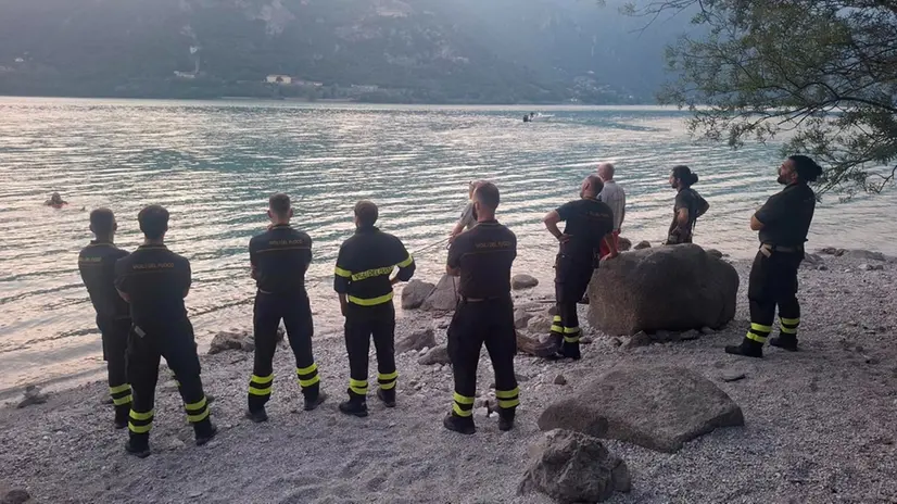 Le ricerche si concentrano nel lago e nei boschi circostanti - © www.giornaledibrescia.it