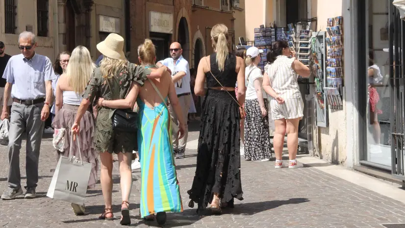 Sui laghi bresciani i turisti la fanno da padroni