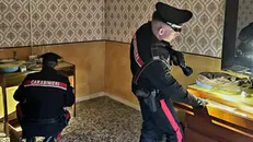 I carabinieri impegnati nella perquisizione a Darfo