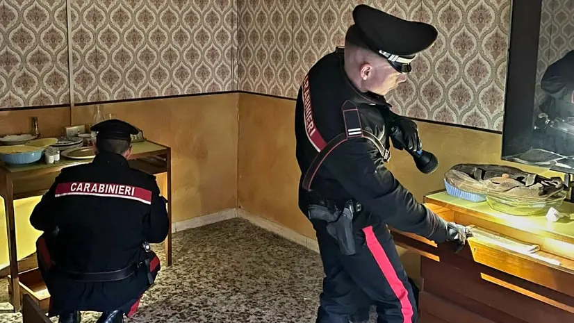 I carabinieri impegnati nella perquisizione a Darfo