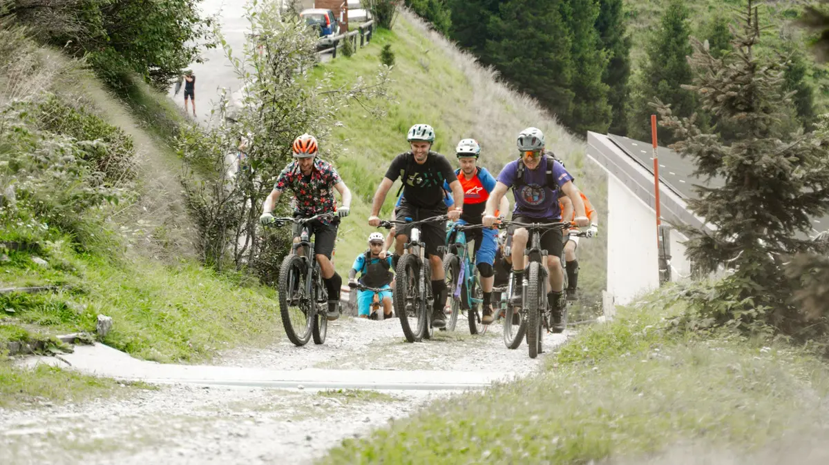 Ciclisti in mountain bike risalgono la valle