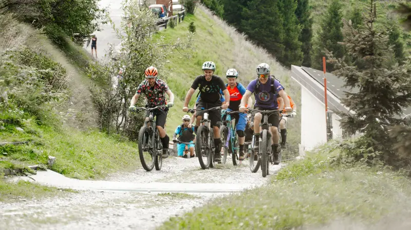 Ciclisti in mountain bike risalgono la valle