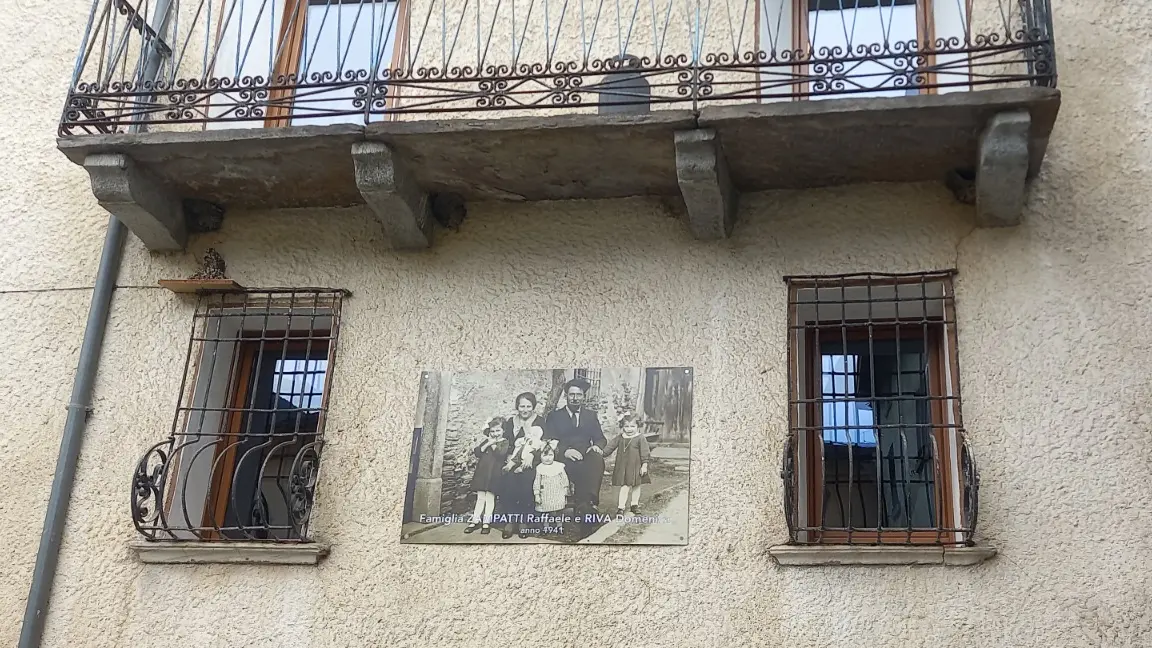 Uno dei ritratti di famiglia in mostra nel paese