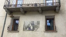 Uno dei ritratti di famiglia in mostra nel paese