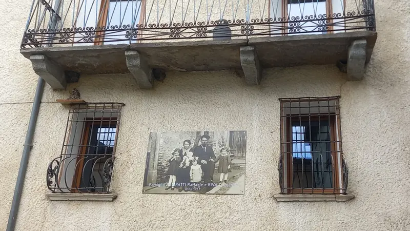 Uno dei ritratti di famiglia in mostra nel paese