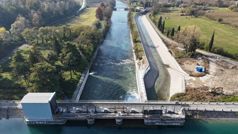 La diga di Salionze che regola il deflusso del lago